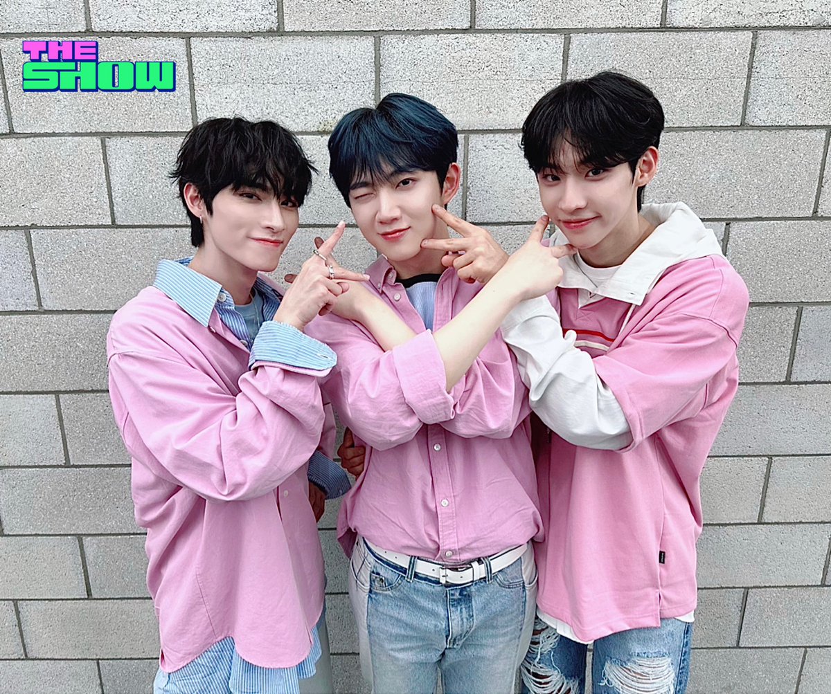 theshow_offcl's tweet photo. 울섭깅이동생섭동이 내꾸즈와 함께라니이이‼️
요즘 동생덜이 자주 방문하는걸보니 더쇼도 더동이 하나 있어야겠어요🥹
아니다 쥔쥔섭깅섭동에 여땅까지하면 더쇼 이미동생부자였네 더동이하고싶은사람 #더쇼 로 모여욧‼️
#샤오쥔 #형섭 #화랑 @NCTsmtown @WayV_official @TPST__official https://t.co/Kk3zHHULJQ