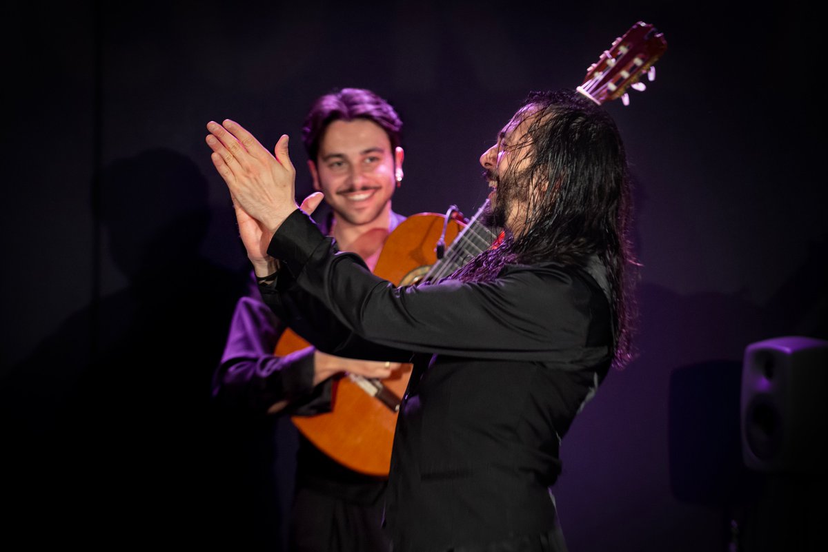 SOLANAEntertai's tweet photo. Como cada actuación, nuestro compañero y artista de la imagen Juanlu Vela, inmortaliza la esencia del arte en pequeños fragmentos de "Maya" con un José Maya pletórico.
#elflamencodelasempresas #FlamencoReal #teatrorealmadrid #teatroreal @Teatro_Real #arte #josemaya #juanluvela https://t.co/lR1WaqEsxA