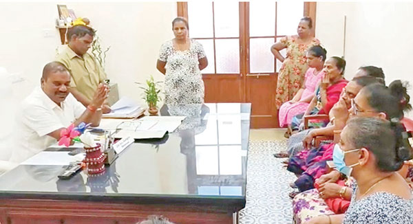 oheraldogoa's tweet photo. #Vendors threaten to start selling #fish outside #Mormugao #civicbuilding
Read:https://t.co/z6qIEr1zAY
#Goa #News #Headlines https://t.co/rRUSUe0TIR