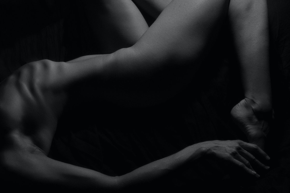 "Il l'emmène en plaquant les mains sur ses hanches et glisse vers ses fesses. Il les caresse fermement, ses doigts accompagnent leur roulis. Loin, avec détermination : il la connaît déjà."
"Un ascenseur pour Zanzibar" Eric Deciror Ed°ExÆquo
Pic: Pexels Alexander Krivitsky #désir