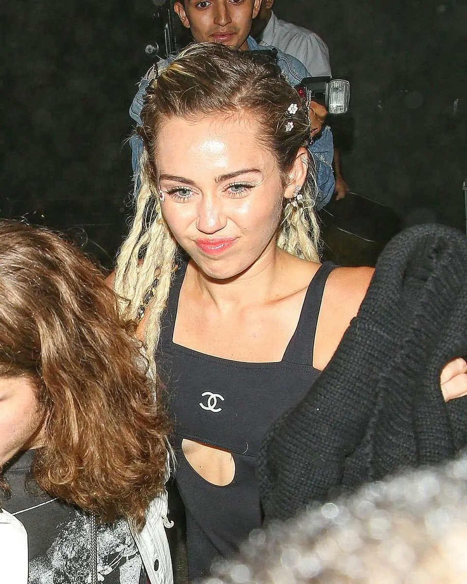 MileyCyrusMC69's tweet photo. September 3,2015: Miley at nightclub in West Hollywood.

#miley #instagram #mileycyruscandids #california #hollywood #losangeles #celebrity
@MileyCyrus https://t.co/vhk8quZhfD