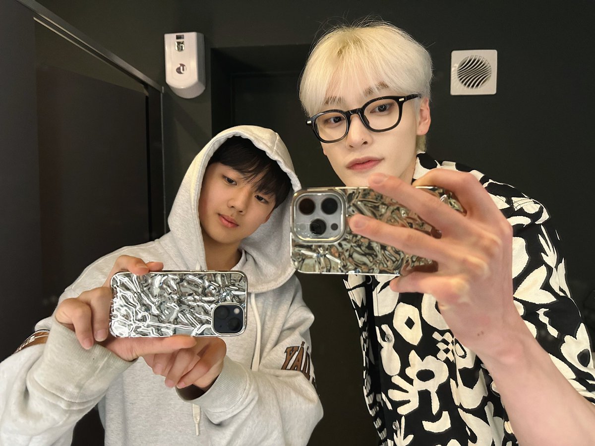 fantasyboys_jp's tweet photo. こんにちはテソンです😈 
今日はイランとデートをした写真‼ 
まだ幼いからか 初めてやることが多かったんです 
すごく可愛いですよね😊 
これからも永遠のファンであり、兄として応援するイランをたくさん大切にしてください🙏❤️‍🔥  

#소년판타지 #FANTASYBOYS 
#TAESEON #テソン https://t.co/unSjJ3BVbo