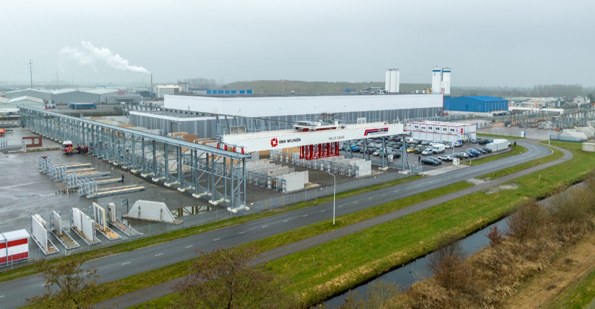 De woningfabriek: ben jij er al geweest? Onze tourmanager laat je graag de mogelijkheden van ons antwoord op het woningtekort, de arbeidsschaarste, de stijgende kosten en de groeiende vraag naar duurzame woningen zien. Meld je aan voor een fabriekstour! ➡️ bit.ly/3lBPqmH