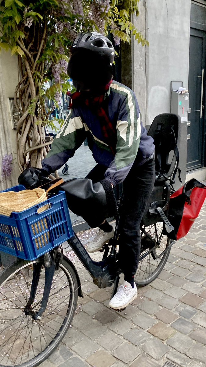 charlesdebrux's tweet image. Comportement inapproprié des cyclistes vis-à-vis des piétons et PMR … allez vous faire foutre…ou #workinprogress C’est ça ? Onaangepast gedrag van fietsers tov voetgangers en andersvaliden dat is de pot op of zoiets? Of blijven jullie sussen met #workinprogres bla-bla-bla