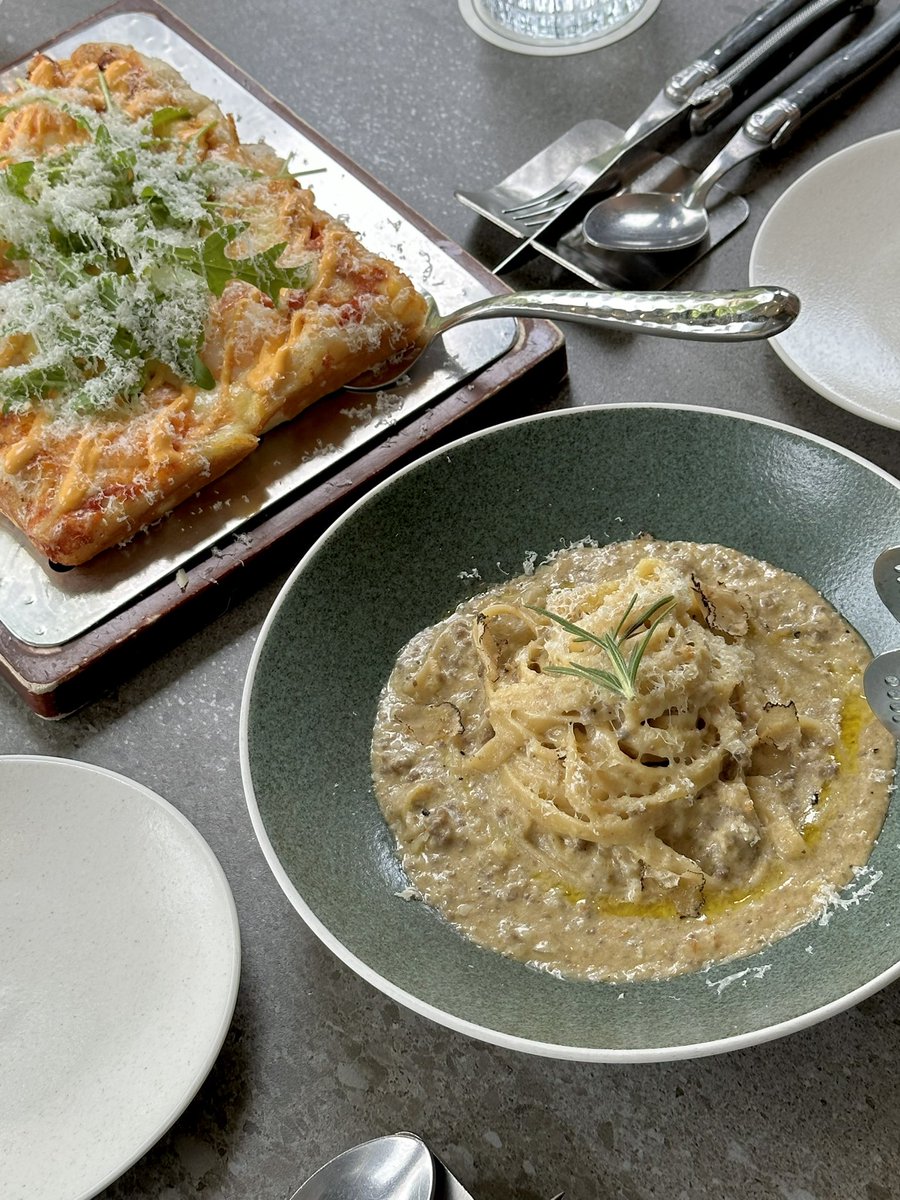 1yn_oo9's tweet photo. 📍Forest CheongDam
（フォレスト チョンダム）

高級エリアに位置するため価格は高めだけどランチ・カフェ・ディナー全て楽しめて時間問わず訪問しやすいのがいい🫶🏻広々した店内で女子会やデートにピッタリなレストラン兼カフェです🤍

🍕海老ロゼピザ₩2,9000
🍝トリュフホワイトラグーパス₩3,4000 https://t.co/9kDo3XDCzt