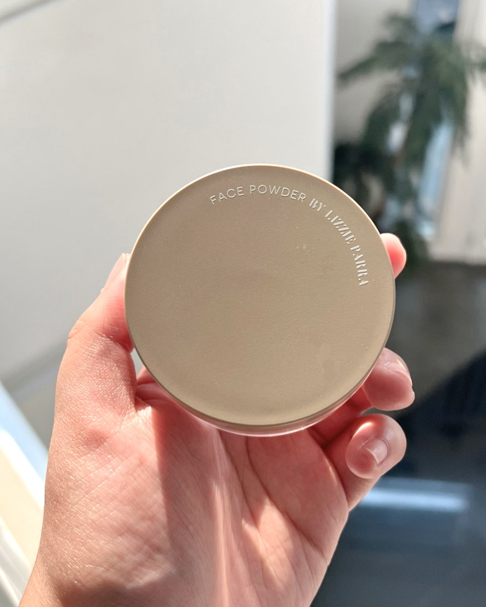 blpbeauty's tweet photo. Jawabannya adalah: #FacePowderBLP!
Selain fakta di atas, doi keren banget juga karena: ✨Bikin pori-pori jadi blur
✨Ringan & gak bikin cakey
✨Ngunci hasil makeup dengan sempurna
Yang tergoda buat cobain, ikutan GIVEAWAY di bawah ini ya👇🏻 https://t.co/B8QwU4l9ZC