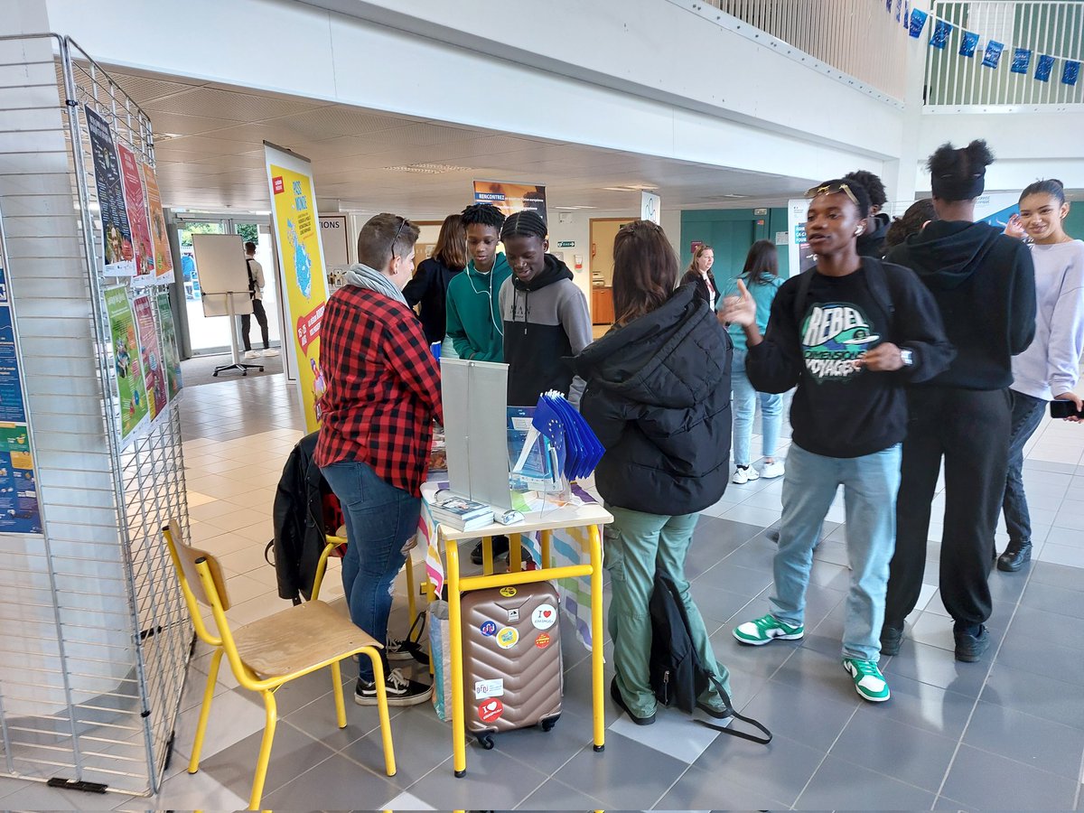 Forum européen aujourd'hui <a href="/LpoLouiseMichel/">LPO Louise_Michel</a> en partenariat <a href="/EuropeEure/">Maison de l'Europe de l'Eure - Europe Direct 🇪🇺</a> : mobilité, échanges, ouverture culturelle <a href="/ac_normandie/">Académie de Normandie</a> <a href="/dsden27/">DSDEN27</a> <a href="/Drareicnormande/">DRAREIC Normandie</a> <a href="/GisorsOfficiel/">Ville de Gisors</a>