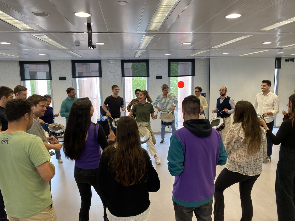 EsadeExecEd's tweet photo. 🚀¡Bienvenidos a los nuevos participantes de los #EsadeExecMasters en BCN! 🎉 Una emocionante jornada llena de oportunidades de crecimiento personal y profesional. Además, disfrutamos de una actividad de socialización musical formando una batucada con distintos instrumentos.👏 https://t.co/FaUeOXBWTk