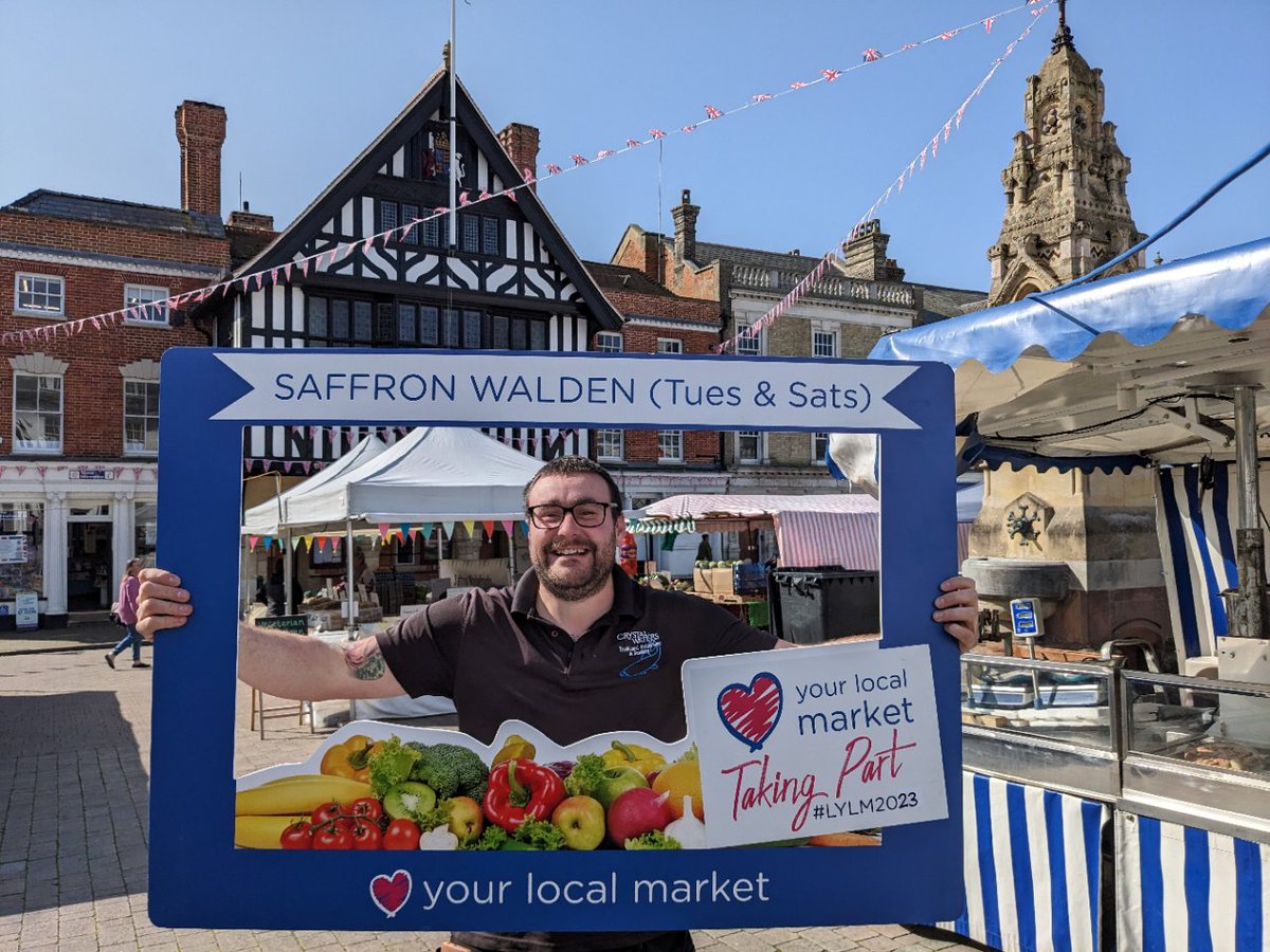 We are THIS proud of our fabulous market here in #SaffronWalden! With thanks to our chum from Crystal Waters for his expert modelling skills!  
@Saffronwaldentc @Nabma_Markets @LoveUrLocalMkt #LYLM2023 #MarketsMatter