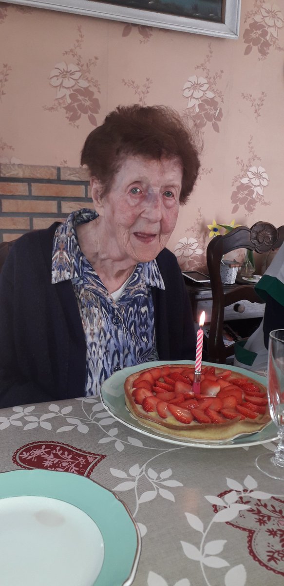 Nous avons célébré un moment exceptionnel, car l'une de nos bénéficiaires a atteint l'incroyable âge de 100 ans. C'est une étape significative, une vie riche en souvenirs, en expériences et en sagesse.
#ADMR #centenaire #aideàdomicile #bénéficiaire #anniversaire #100ans