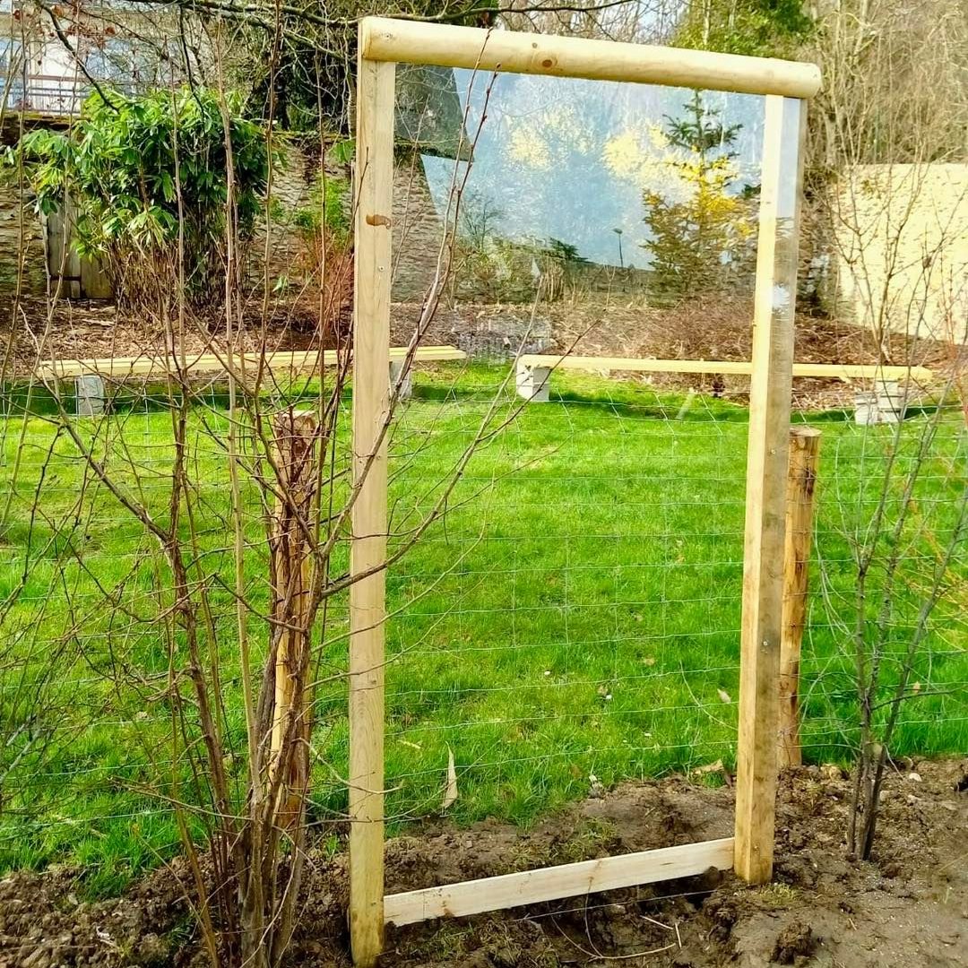 VilleDeClamart's tweet photo. Découvrez les nouvelles résidentes du jardin du Dr Damlamian à #Clamart en cette #journeemondialedesabeilles 🐝.

Des ruches y ont été installées dans un espace aménagé par nos agents des espaces verts, qui ont aussi érigé des postes d��observation pour profiter du spectacle 👀! https://t.co/pmlZEHnW2X
