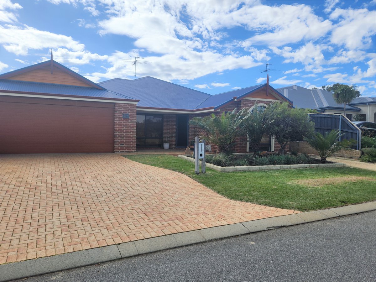 PerryMandurah's tweet photo. This spacious family home in Halls Head offers everything you and your family need to live comfortably. Chef's kitchen overlooking a comfortable open-plan family/lounge room, outside a 6x4 powered workshop For more info visit https://t.co/wWKiDyegAN or call Sal Ford on 9535 1822. https://t.co/ATIN0EgMdB