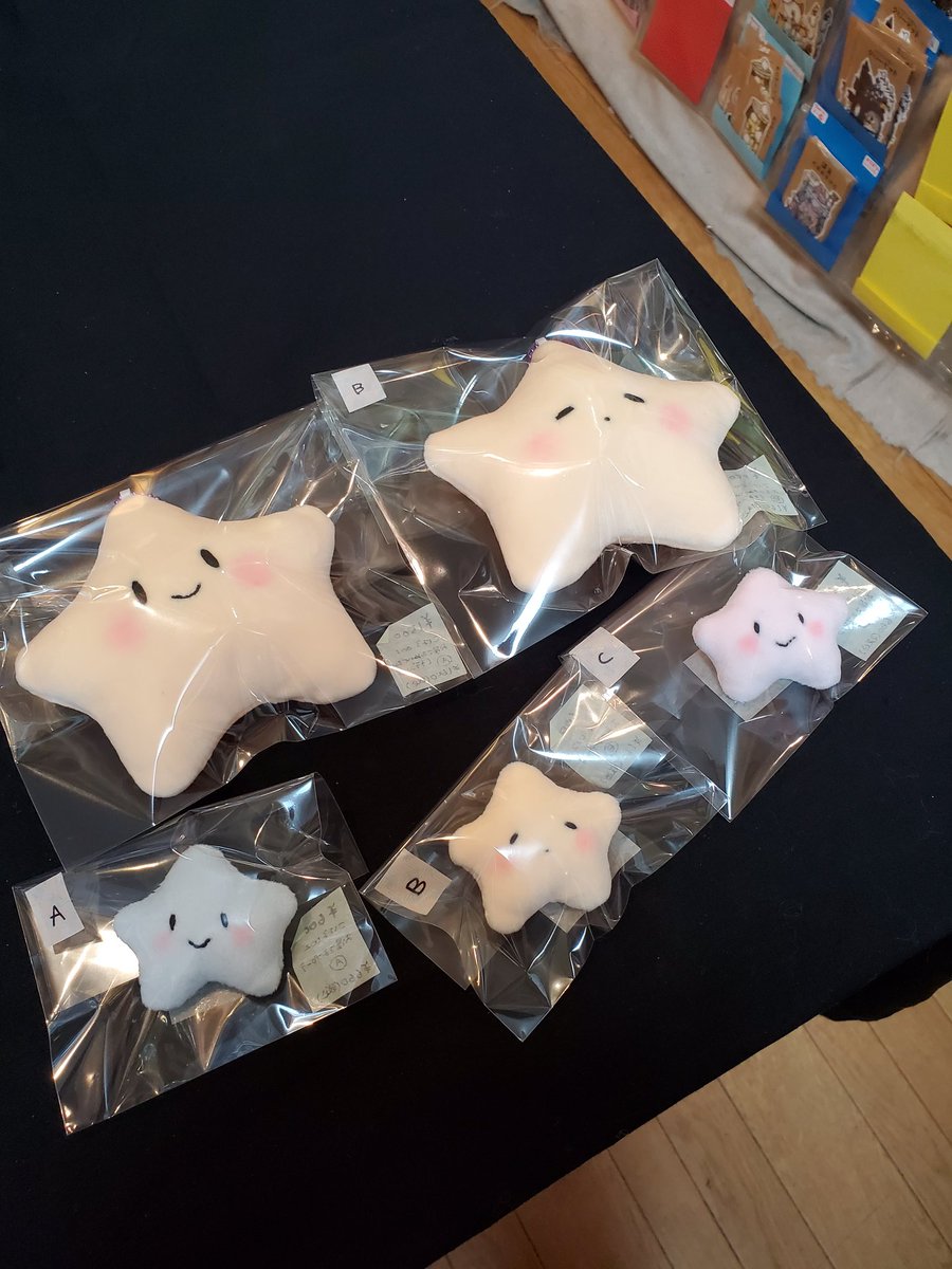 93haruuu's tweet photo. 数年ぶりに江古田に行きました…！
ふたばねこさんで開催中の #夜空の博覧会2 に合わせて、少し前に描いた絵とぬいぐるみを数点、ひっそりと納品してきました🎁久しぶりすぎて緊張しています…。店内は可愛い作品でいっぱいでした🌠 https://t.co/OTKmOyV6yS