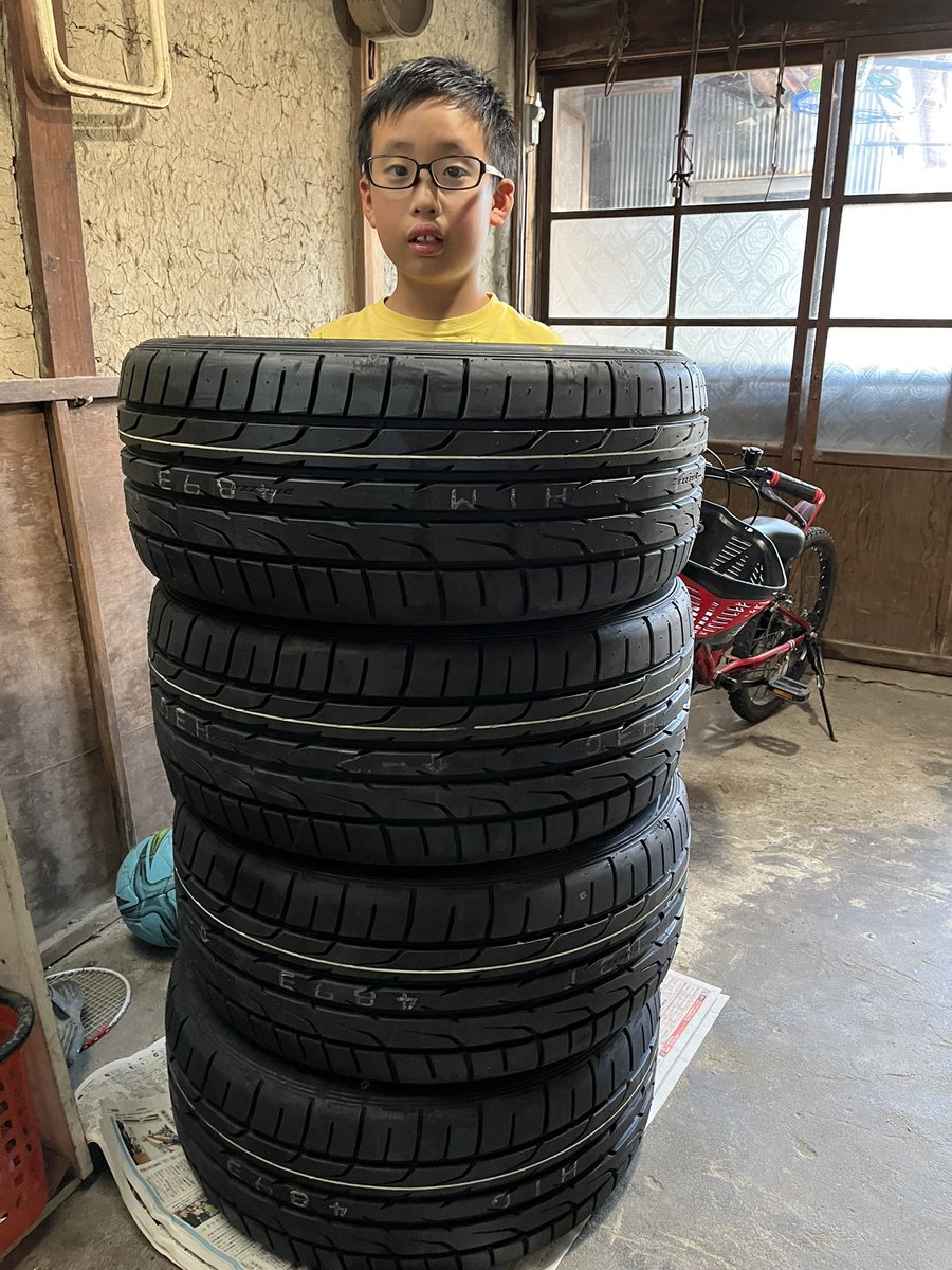 masa88430376's tweet photo. 次の車ようにタイヤが届いた^_^
今までコンパクトカーや軽自動車ばかりで太くても215までしか履いたことなかったから245幅に圧倒されてるw
#DUNLOP https://t.co/cvVLWhffad