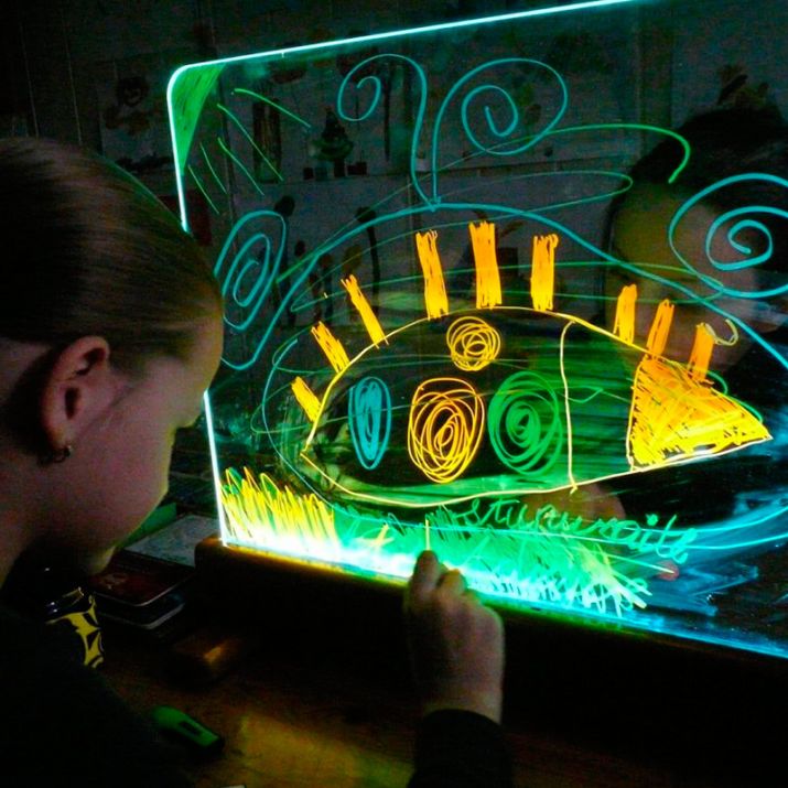 ¡Alucinados estamos con los nuevos productos de luz de Lonely que hemos añadido a Mumuchu! 👏 Mesas de luz, burbujas de luz, pizarras de luz y hasta arenero. 😱 ¡Qué fantasía para jugar y trabajar! 🥰 ¿Tú con cuál te quedas? ¿Tienes ya un favorito? 😊 ► mumuchu.com/novedades.html