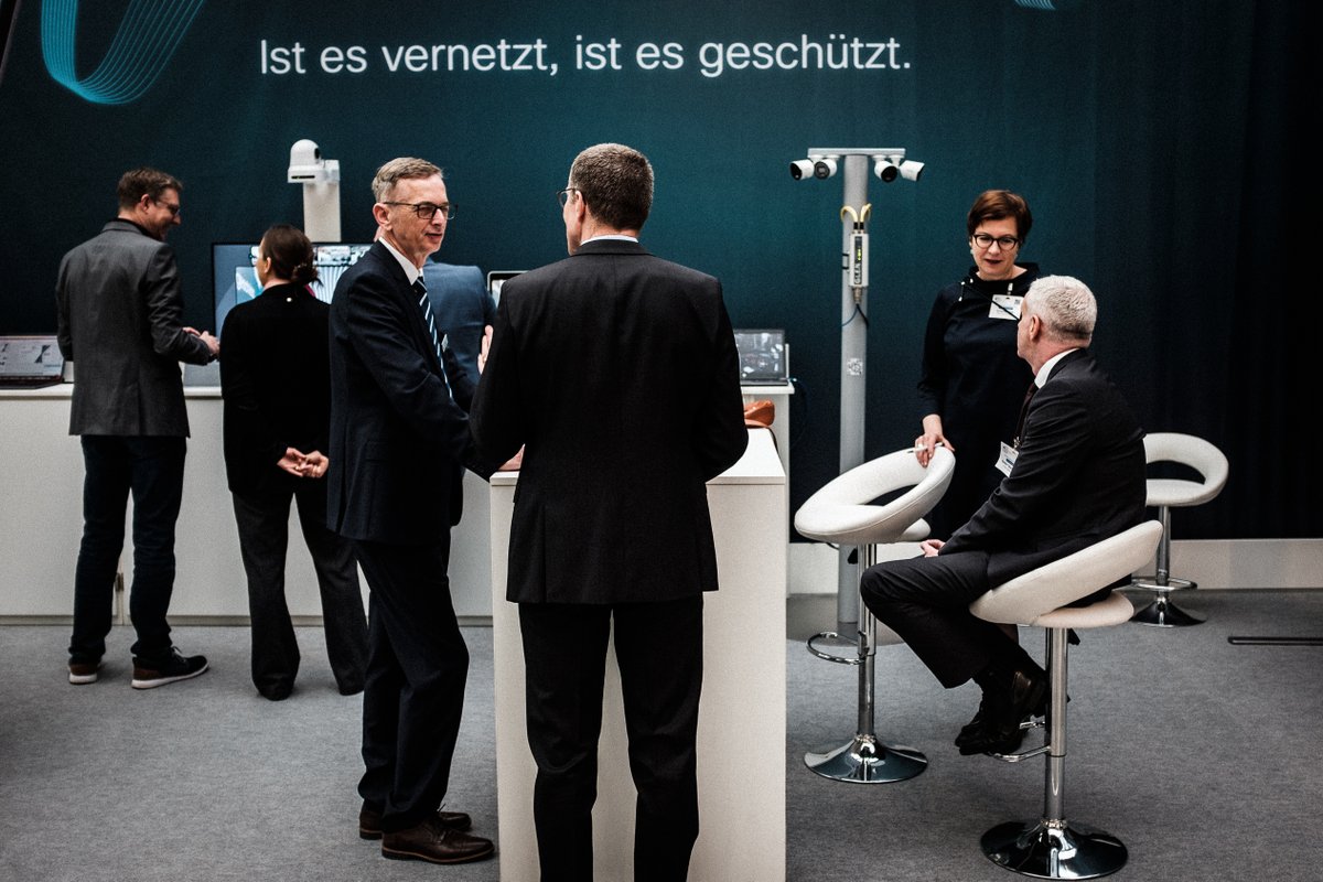 Cisco_Germany's tweet photo. Wir freuen uns, auf die erfolgreiche Teilnahme von Cisco bei der AFCEA Fachausstellung 2023 zurückzublicken! 🎉

#AFCEA2023 #ITfürDE #ImpulsgeberBund #CiscoSecurity #CiscoGermany 💼 https://t.co/9FT8ES0HkG