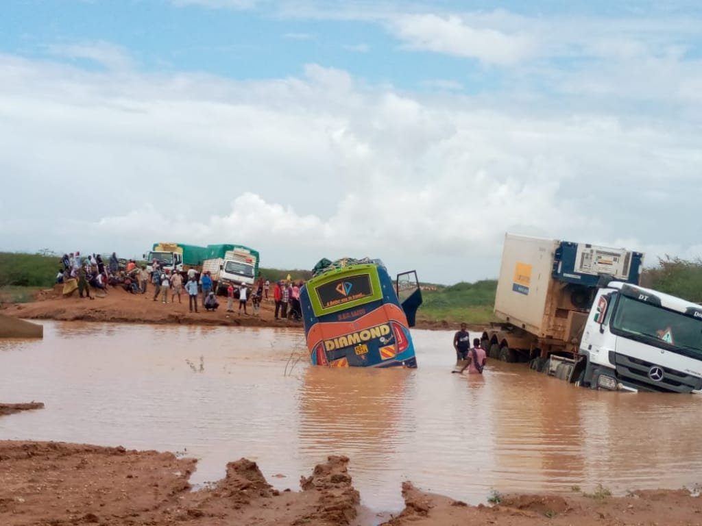 hallaboutafrica's tweet photo. Building a road is only half the job. Complementing road infrastructure must be drainage networks to divert water from heavy rains. My fellow citizens in other African countries know what results when this isn't done. https://t.co/8wT7IHugIZ