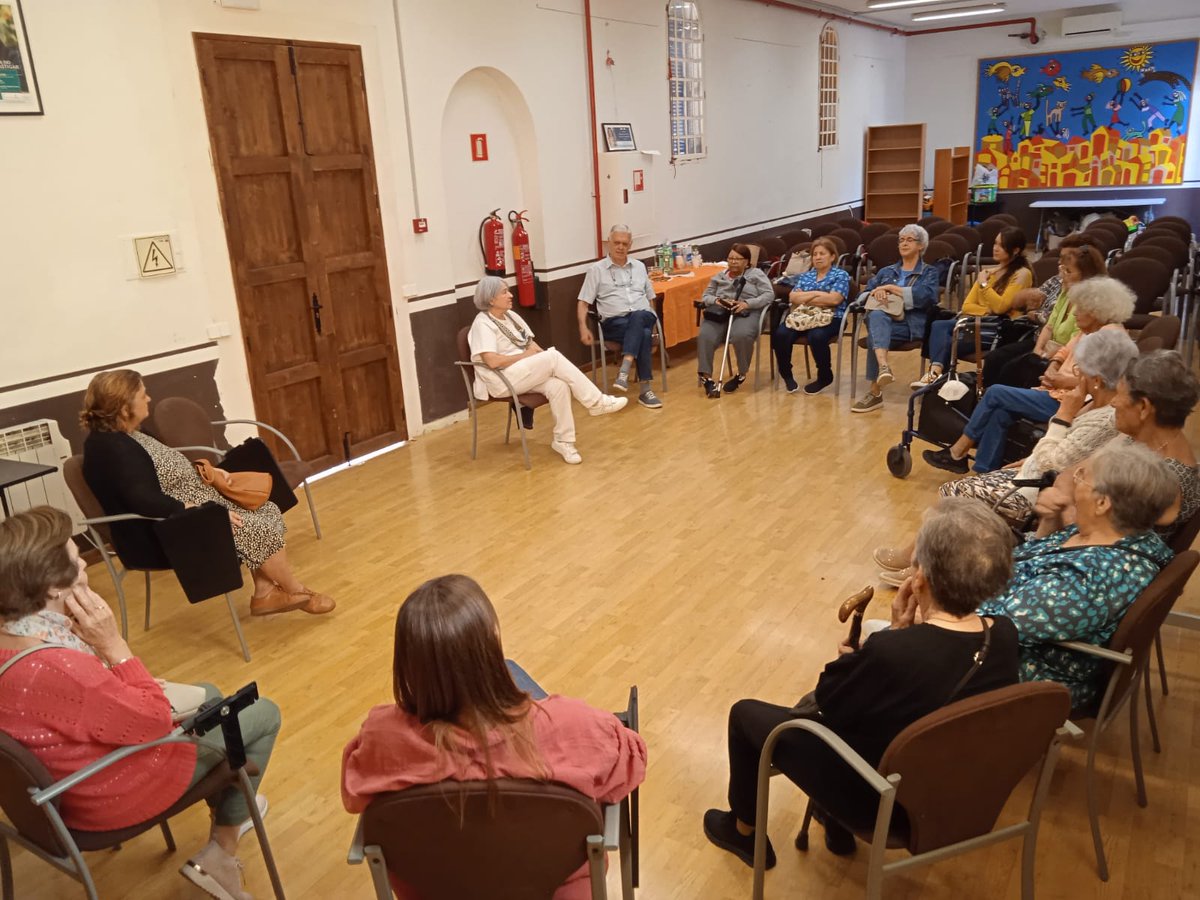 CSCASADELMAR's tweet photo. Empoderando a nuestros pacientes. Charla de hábitos saludables a nuestros pacientes del Terreno. Gracias Carmen por tu implicación https://t.co/OEtOqJju6T