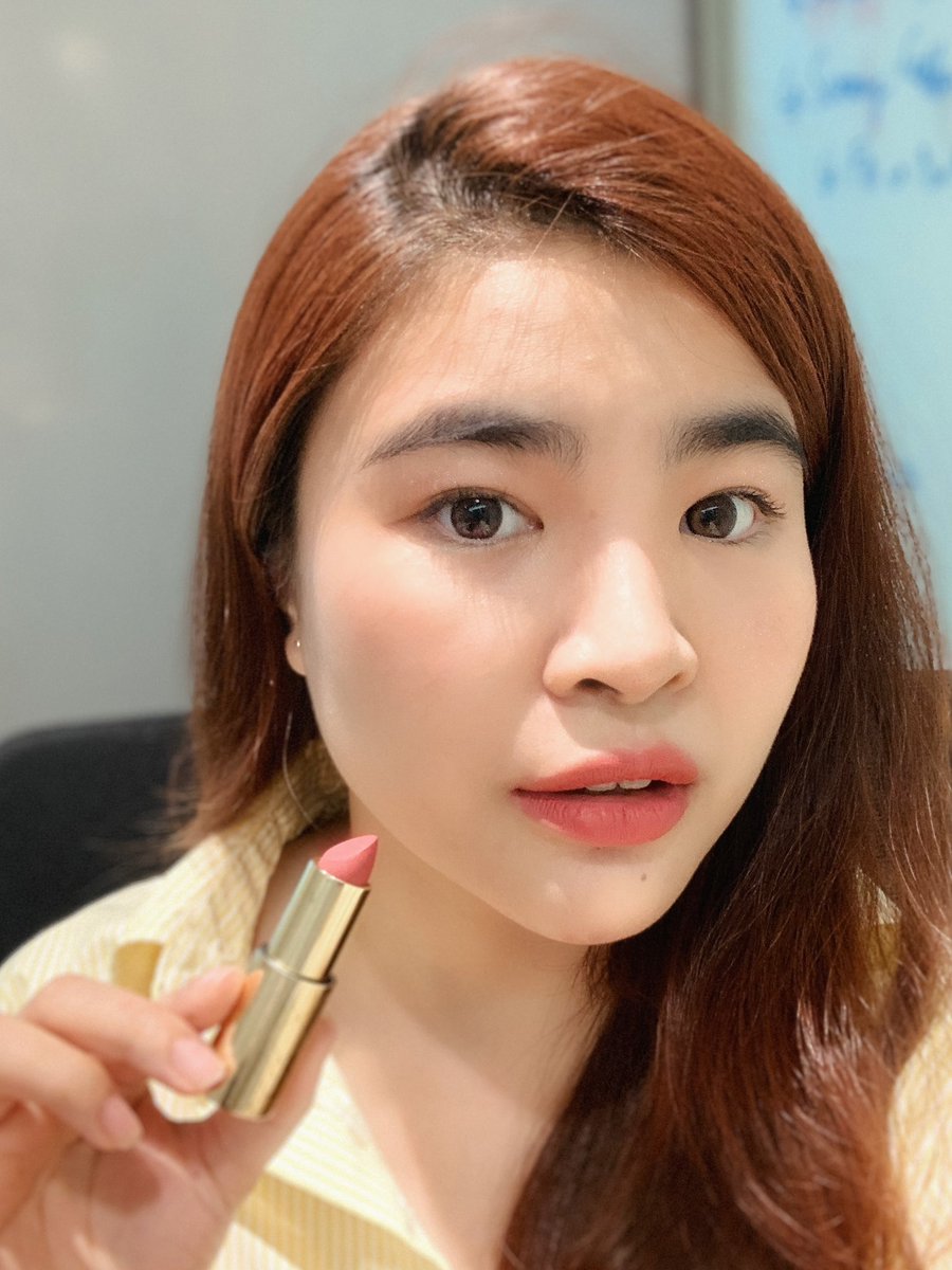 augustsi2's tweet image. 💄รีวิว LYV LIP Splendor Matte Lipstick สี SECRETIVE

✨ลิปแมทเนื้อกำมะหยี่บางเบา ทาแล้วปากดูนุ่ม บางสบาย ติดทนกลางๆ แถมยังมีวิตามินอีช่วยบำรุงอีก แพ๊คเก็จสีทองสวยย ดูหรูหรา กระเป๋าเล็กพกง่ายเลย 

#LynBeauty #Alwaysbeautiful #ใช้จริงรีวิวจริง #ใช้ดีบอกต่อ #HowtoBeauty