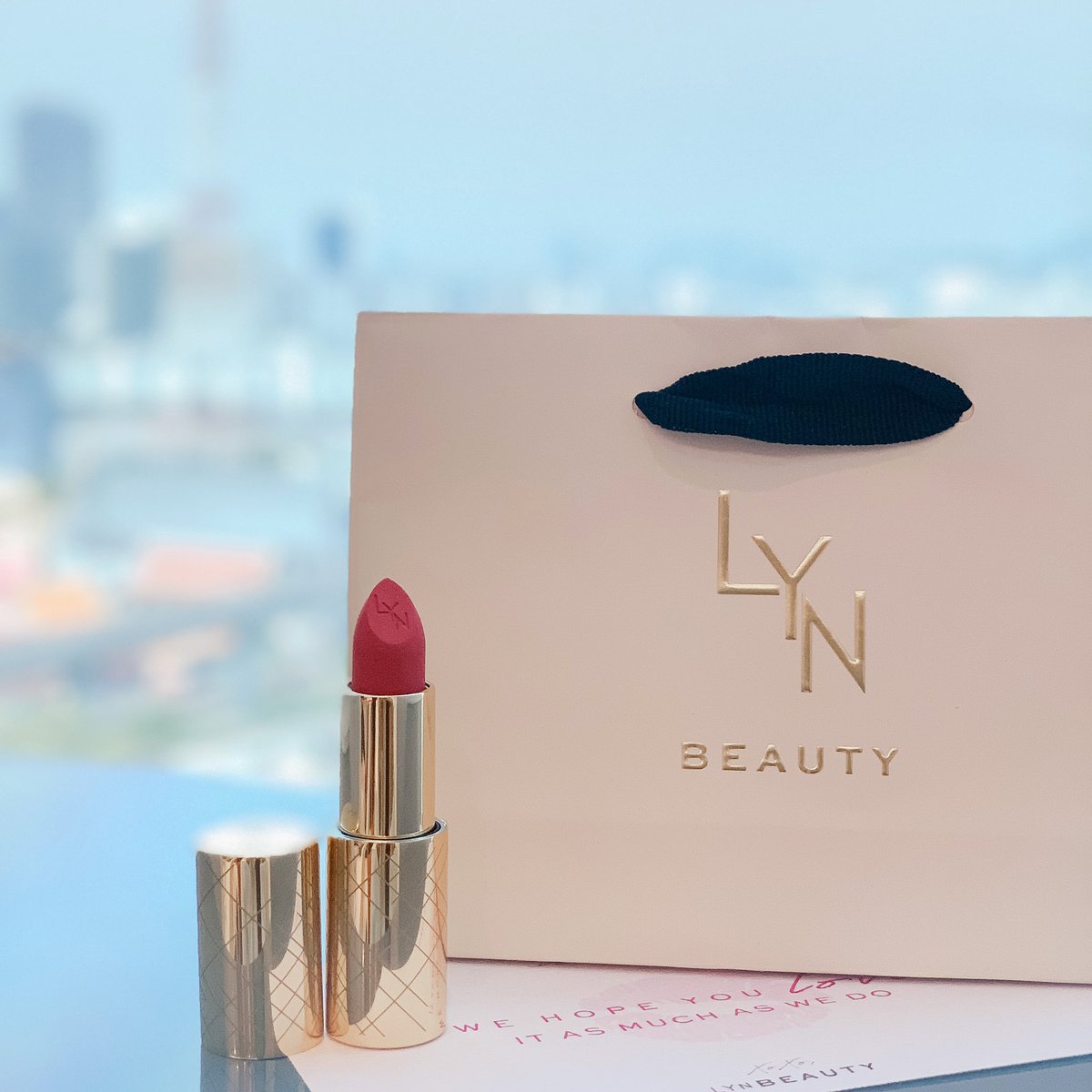 augustsi2's tweet image. 💄รีวิว LYV LIP Splendor Matte Lipstick สี SECRETIVE

✨ลิปแมทเนื้อกำมะหยี่บางเบา ทาแล้วปากดูนุ่ม บางสบาย ติดทนกลางๆ แถมยังมีวิตามินอีช่วยบำรุงอีก แพ๊คเก็จสีทองสวยย ดูหรูหรา กระเป๋าเล็กพกง่ายเลย 

#LynBeauty #Alwaysbeautiful #ใช้จริงรีวิวจริง #ใช้ดีบอกต่อ #HowtoBeauty