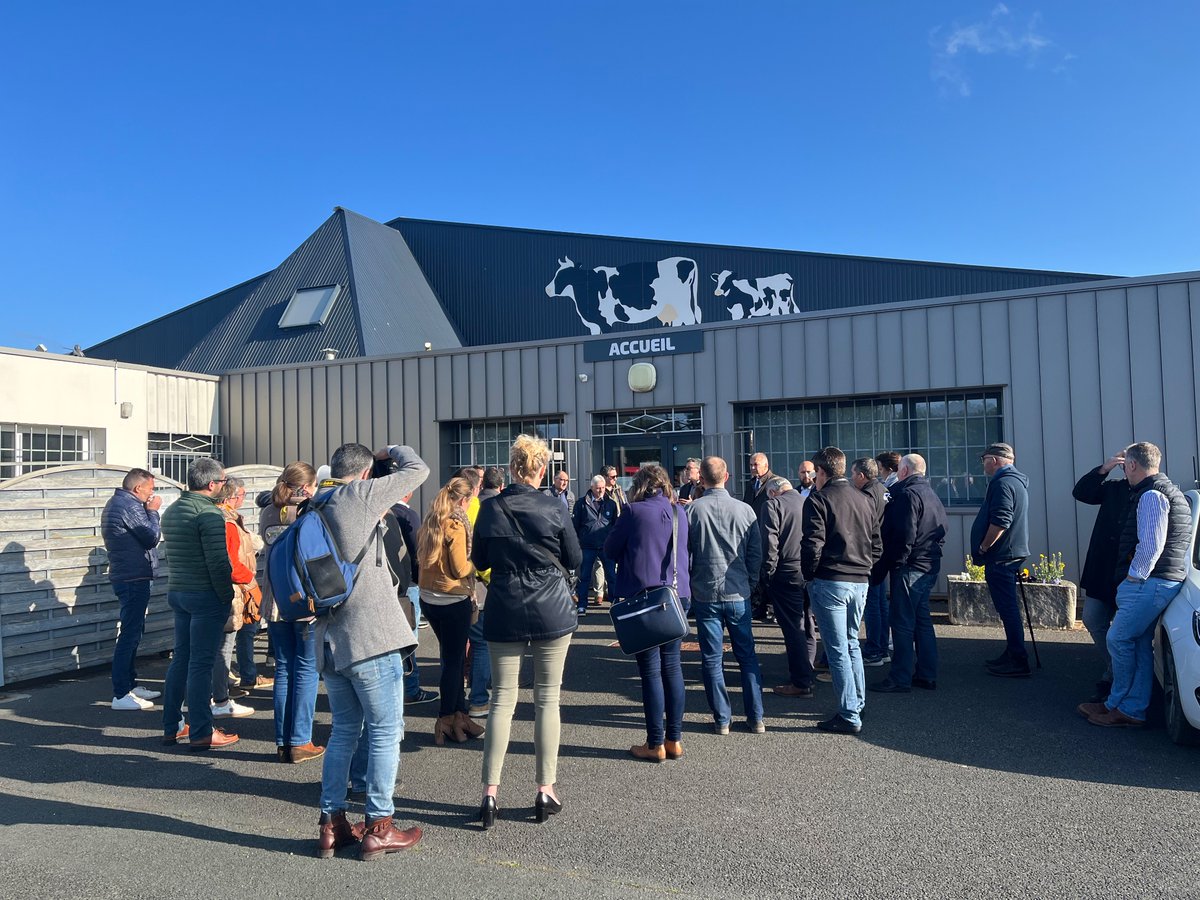Interbevna's tweet photo. Le marché aux bestiaux de @mairie_lezay accueille le congrès annuel de la Fmbv. L’occasion de présenter les investissements en faveur du #BienEtreAnimal. Le marché de Lezay accueille près de 1000 veaux / semaine. Pour le maire de Lezay, c’est un moteur économique de la commune. https://t.co/yanHzuDVmX