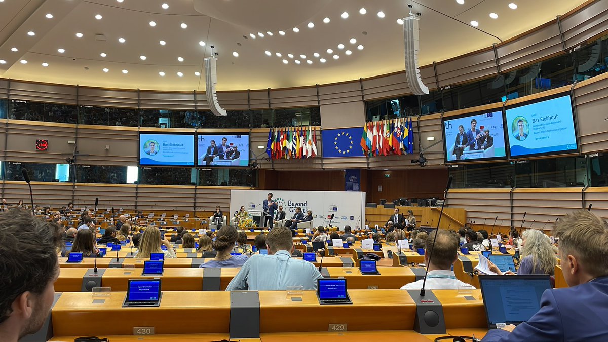 Finally made it inside the EP hemicycle for the Beyond Growth conference! Panel on energy so popular that it’s taking place in the plenary room. Bas Eickhout introducing the session and actually sounding on top of the matter. #energydemocracy came up with reasonable emphasis.