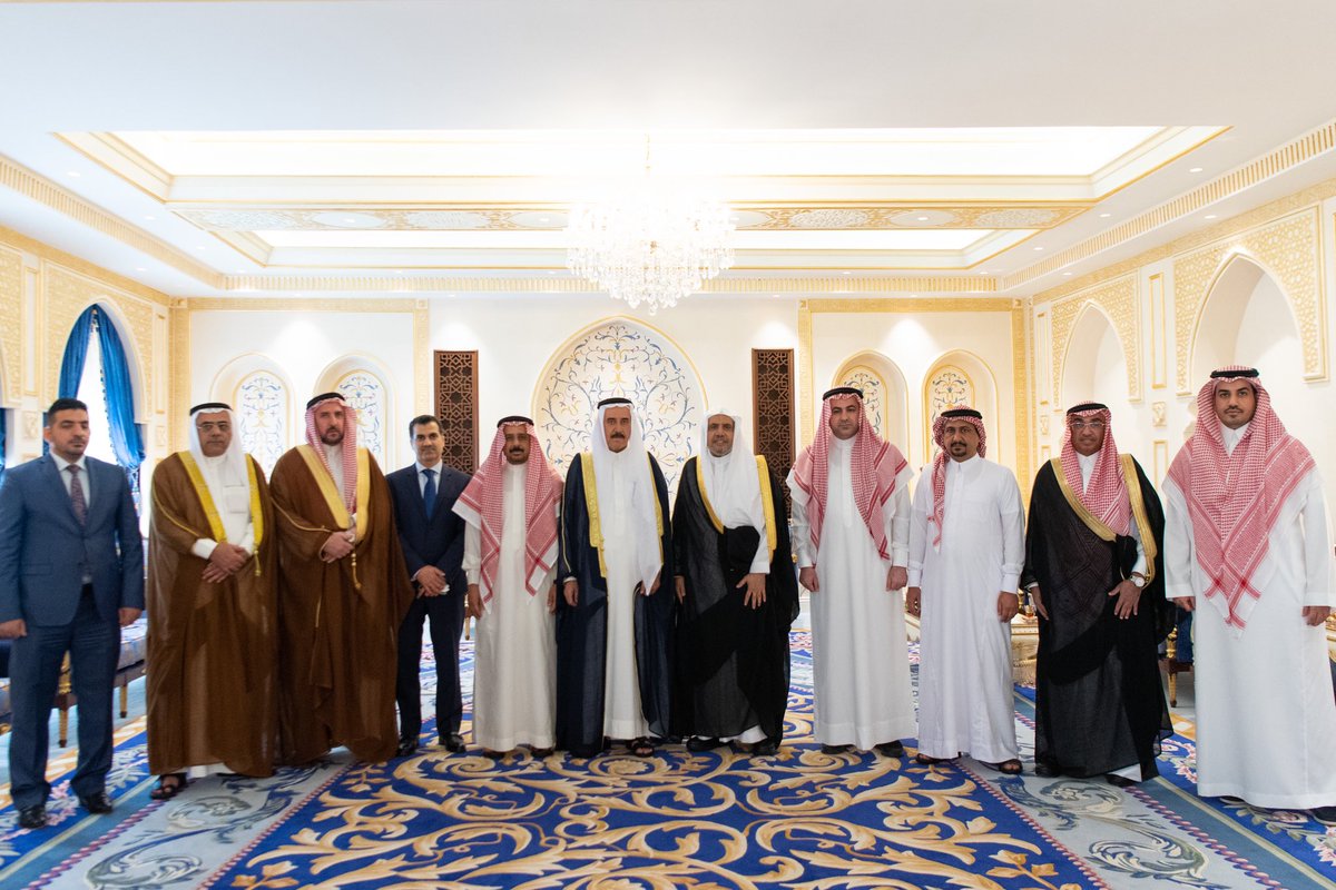 mwlorg_id's tweet photo. Yang Mulia Sekretaris Jenderal LMD, Ketua Asosiasi Ulama Muslim Syekh Dr. @MhmdAlissa, bertemu dengan Ketua Diwan Wakaf Sunni di Irak, prof. Dr. Mishaan Al-Khazraji, dan delegasi pendampingnya, di kantor pusat LMD di Makkah.
Pertemuan tersebut mereka membahas beberapa topik, antara lain Yang Mulia Dr. Al-Khazraji menyambut baik isi Piagam Makkah, agar menjadi salah satu alat terpenting untuk pelatihan agama dalam sistem wakaf. Piagam tersebut diratifikasi oleh seluruh komponen Islam dari berbagai mazhab dan sekte umat Islam.
Dewan Wakaf Sunni adalah badan resmi yang berafiliasi dengan Perdana Menteri Irak dan diatur dalam konstitusi serta bekerja (sesuai prinsipnya) untuk memperkuat kohesi, persaudaraan, dan toleransi nasional di antara semua komponen Irak.