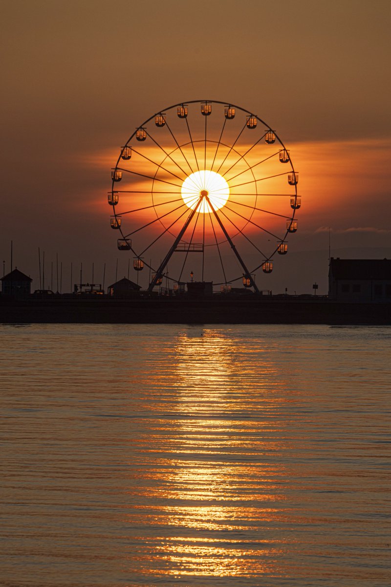 'Anglesey Sunrise' Beaumaris wheel last week. @StormHour @ThePhotoHour #Anglesey #sunrise