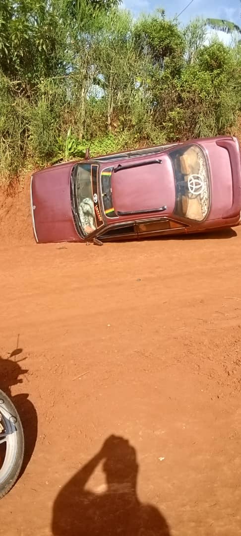manzionair's tweet photo. Mu Musugudu wa Gahwazi, Akagali ka Kinunga, @Nyabitekerisect wo @Nyamasheke habereye impanuka y'imodoka ubwo yamanukaga ahazwi nko kwa #Rutwe (General) yerekeza ku Muyange ikabura feri gusa batatu bari bayirimo bose ntawahasize ubuzima https://t.co/qr23QBNmlL