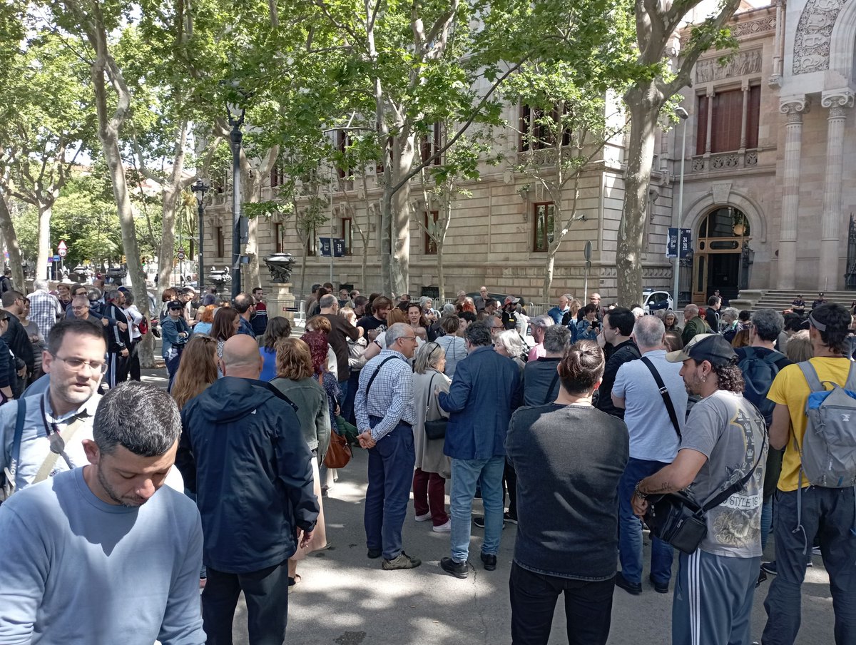 AlertaSolidaria's tweet photo. 📷 Concentració solidària amb en Carles de Sants 😍

✊🏼 En Carles, que regenta la taberna la Bauxa, al Carrer Vallespir de Sants, s'enfronta a una petició de 3 anys i 6 mesos de presó. Som i serem amb ell i la seva família ✊🏼

#CarlesAbsolució https://t.co/oKrJWs6IIo