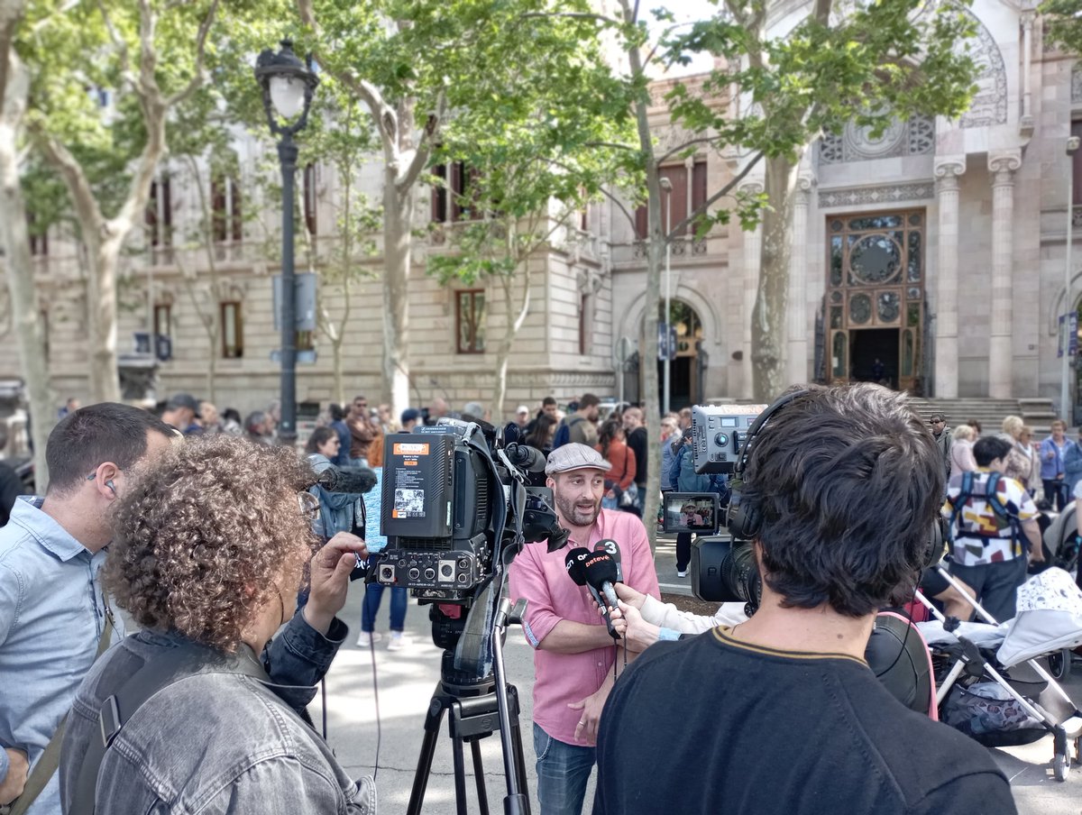 AlertaSolidaria's tweet photo. 📷 Concentració solidària amb en Carles de Sants 😍

✊🏼 En Carles, que regenta la taberna la Bauxa, al Carrer Vallespir de Sants, s'enfronta a una petició de 3 anys i 6 mesos de presó. Som i serem amb ell i la seva família ✊🏼

#CarlesAbsolució https://t.co/oKrJWs6IIo