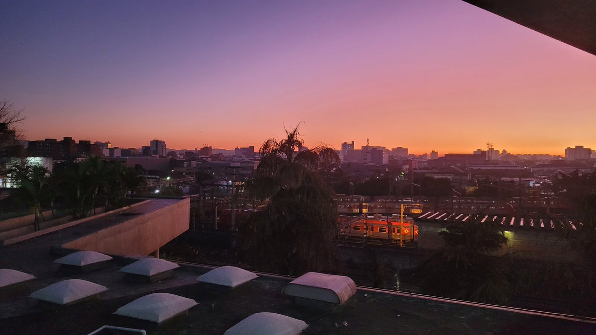 Amanhecer na região da estação Brás. Teve problema no metrô, mas a paisagem ajuda #BDSP
