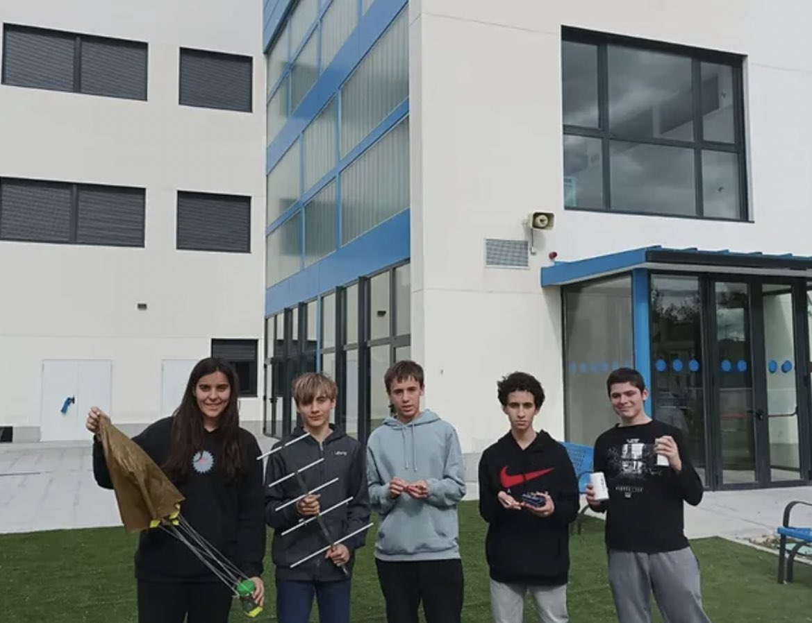 AmpaFcaPedraza's tweet photo. El equipo FDSAT formado por alumnos de 3º y 4º de la ESO de nuestro  #IESFranciscaDePedraza han ganado el concurso regional del proyecto #CanSat2023.
Representarán a @ComunidadMadrid en la final nacional en Granada.
Vamos equipo!!!

@EseroSp @EuropeanSpaceA2 @esa_es https://t.co/sK68eRgRic