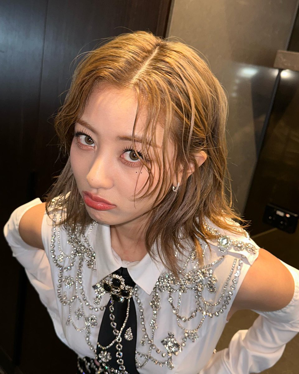zyozzio's tweet photo. Guess what just happened? Another episode of Jyo's backstage diary! As I was getting my makeup done, something magical occurred, and I transformed into a flirty, kissy kind of lady. I hope you can understand that I was totally feeling the vibes! I bet you can feel them too. https://t.co/aHo4SnHhQG