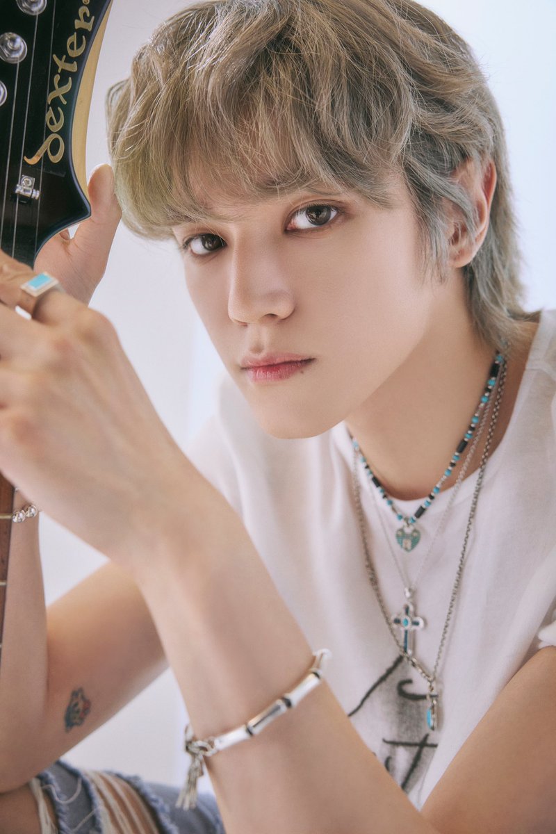 gyucol's tweet photo. di salah satu foto teaser kamu, ada bagian kamu pegang gitar elektrik dan semua tyongfs suka banget sama foto itu! ada rencana mau main gitar secara live saat konser nggak? main dooooong!! #TYTYdong https://t.co/uBzPSEHD4O
