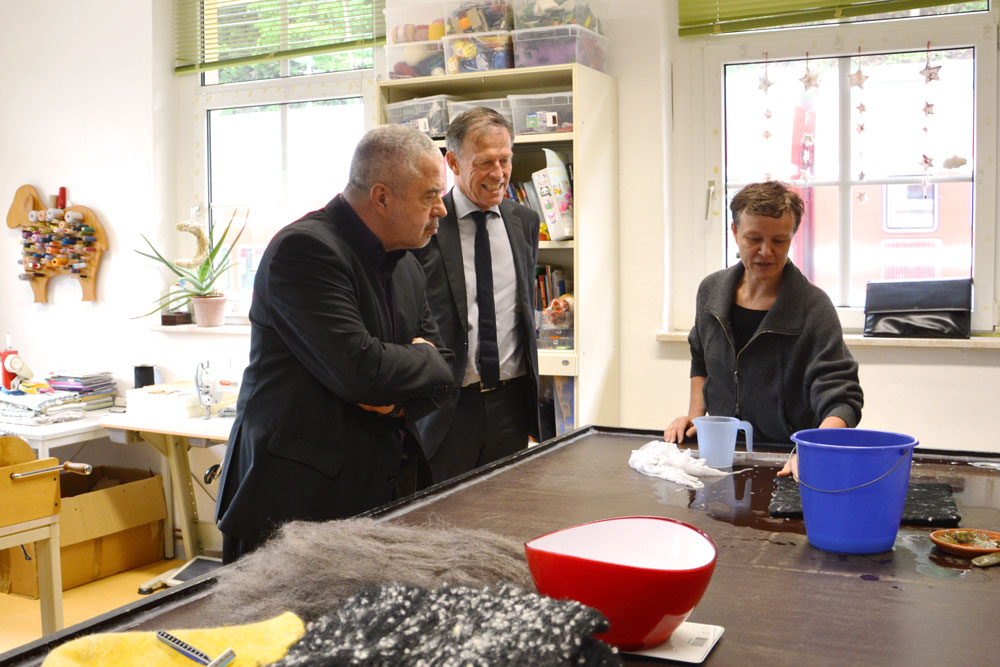 LRAinPirna's tweet photo. Landrat Geisler und Landtagspräsident Rößler besuchen Produktionsschule "Stellwerkstatt" in #Wehlen. Das Landratsamt hatte sich Anfang des Jahres ausdrücklich für einen Fortbestand der Wehlener Produktionsschule ausgesprochen. Bild: Landratsamt/Privat https://t.co/DYgWs4s5Qv https://t.co/n5W5Q1NUAl
