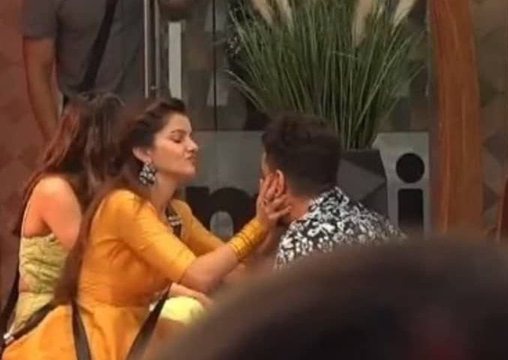 itsnotvinee's tweet photo. 🤓❤️❤️🤌

#AlyGoni #FamAly #RubinaDilaik #RubiHolics #RubiLy https://t.co/TsHq3Xahyw