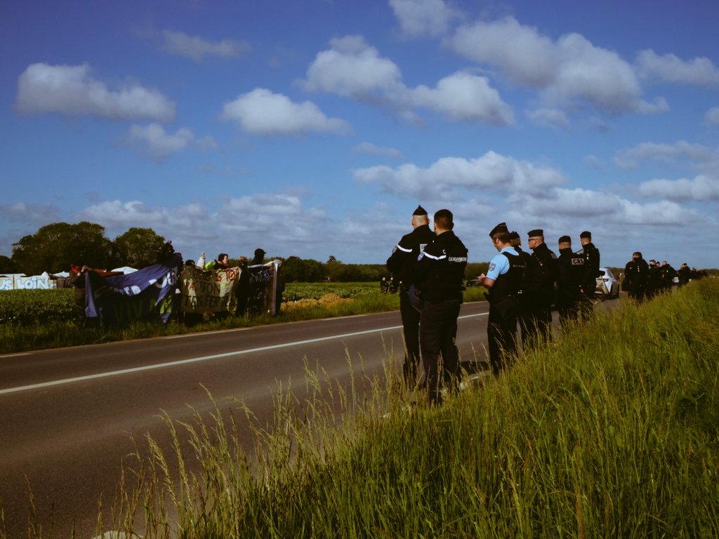 🚨 Notre grange paysanne, placée sur le tracé de la #ligne18 est en cours de destruction par les forces publiques 🚨

Cette grange était le symbole d'une agriculture paysanne et un travail collectif de plusieurs mois 

Notre communiqué arrive très bientôt