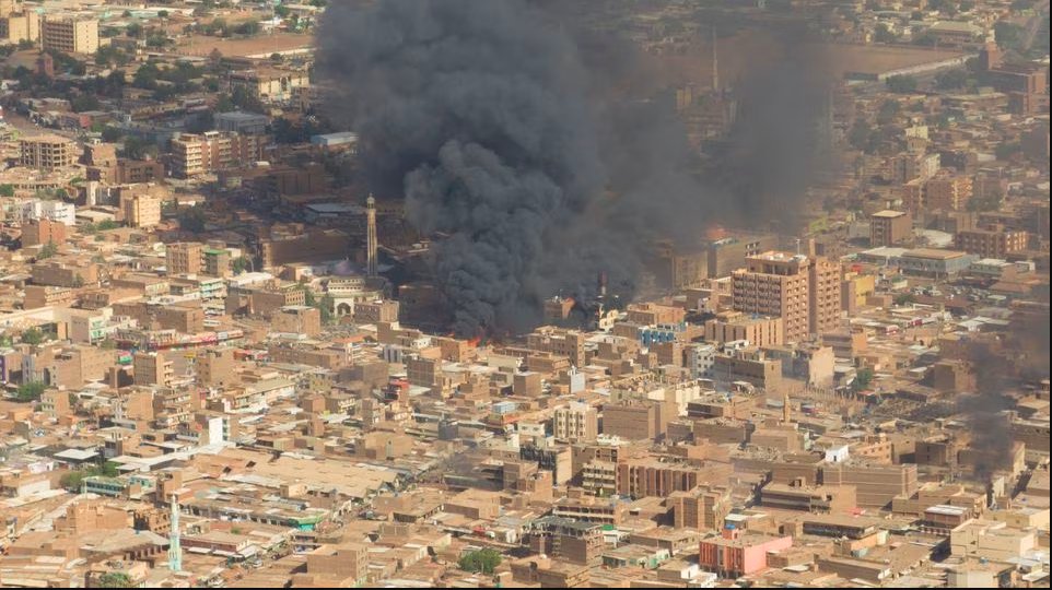 the_postman24's tweet image. Air strikes and artillery fire intensified sharply across Sudan's capital early on Tuesday, residents said, as the army sought to defend key bases from paramilitary rivals it has been fighting for more than a month. @PresidencyZA @USChamber #breakingnews #Sudan #Casefire