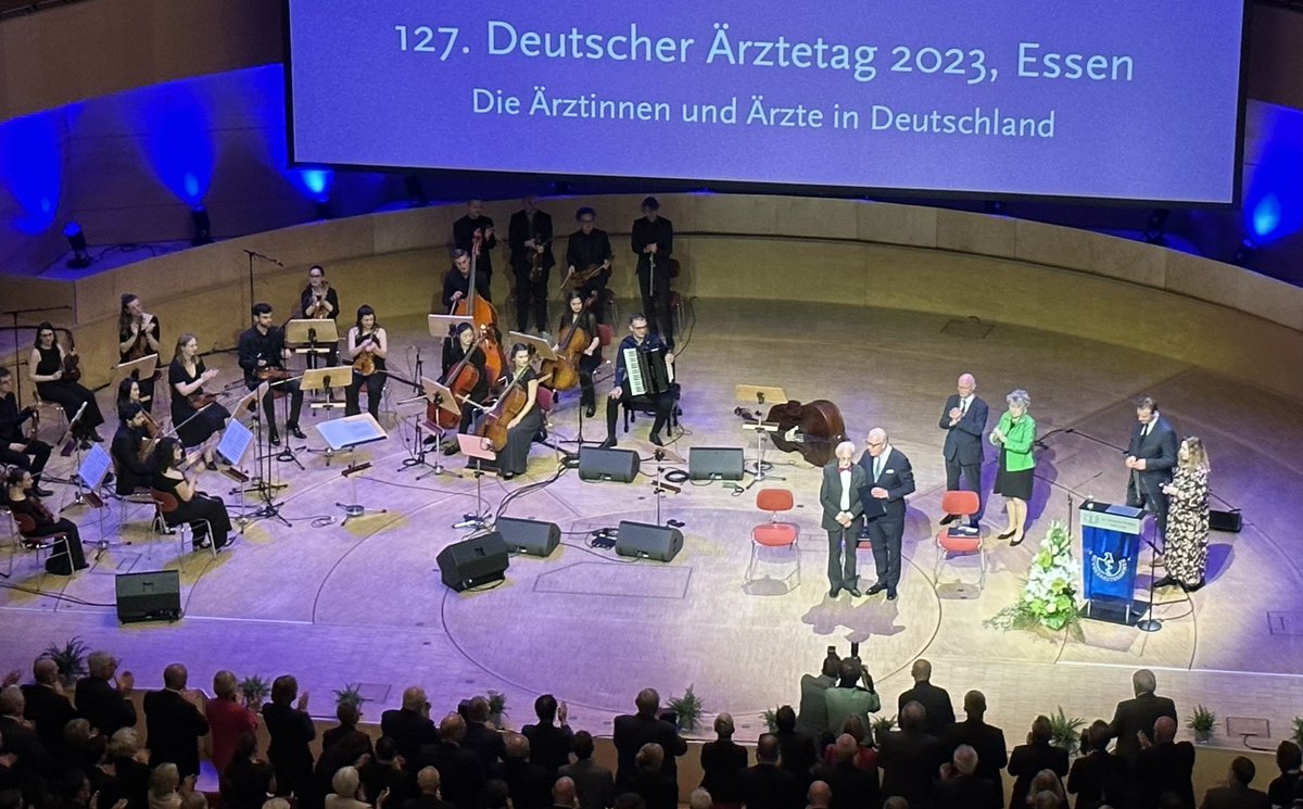 Standing Ovations für den mit der Paracelsus Medaille ausgezeichneten, 97-jährigen Holocaust-Überlebenden Dr.Leon Weintraub. #daet2023 #aerztetag