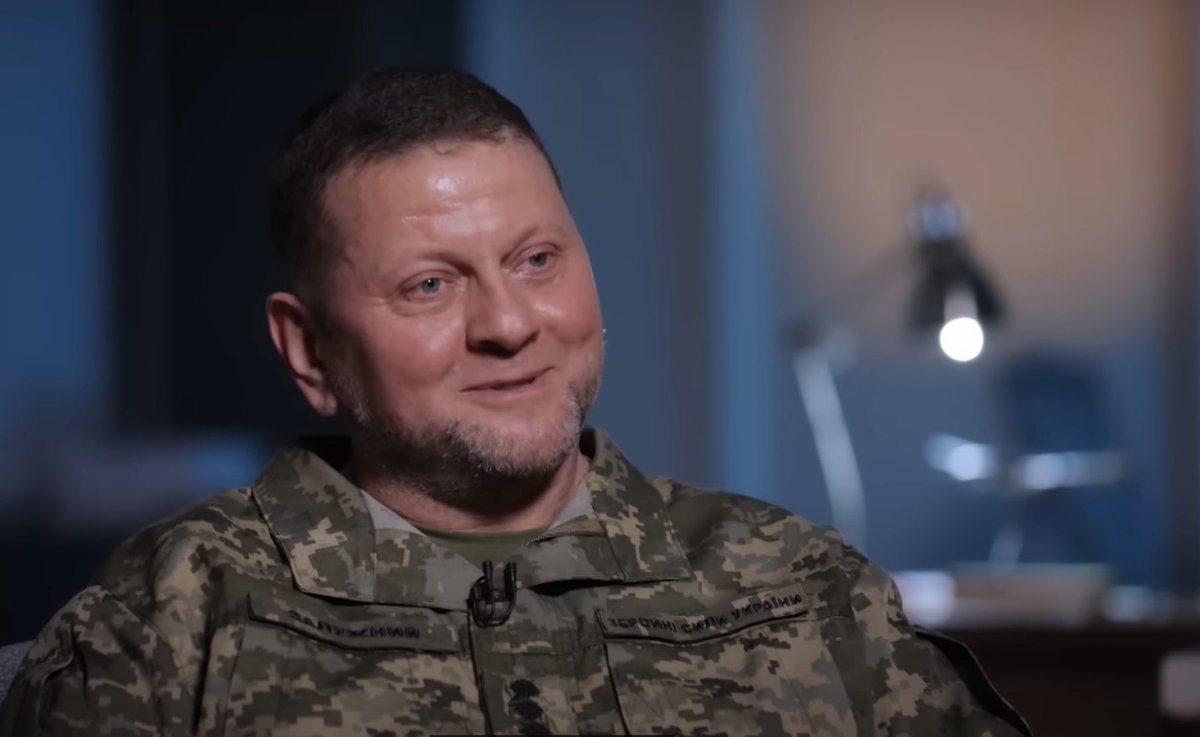 Mimořádné interview velitele ozbrojených sil 🇺🇦.

Vzpomínám na náš rozhovor v Praze v roce 2022, kdy jsme mluvili o blížící se ofenzívě ozbrojených sil Ruské federace. 

Dnes náčelník generálního štábu sil 🇺🇦 generál Zalužný <a href="/CinC_AFU/">Commander-in-Chief of the Armed Forces of Ukraine</a> mluví o padlých, o Hadím ostrově a potopení