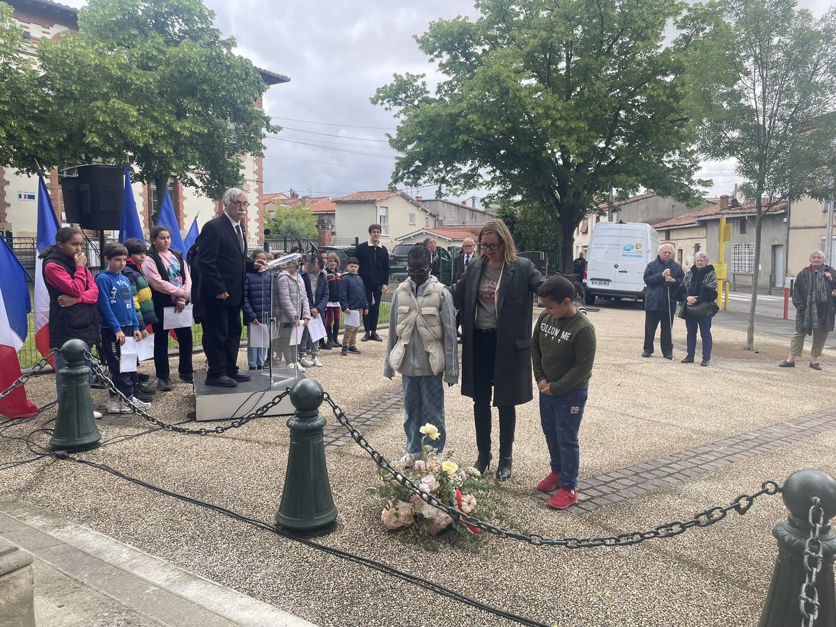 Dans tous les quartiers #Toulouse commémore le #8mai1945 Un devoir de mémoire partagé avec les enfants des écoles et collèges. #EnLeurSouvenir