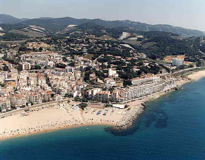 muchaplaya's tweet photo. ¿Conoces nuestra #PlayaDelDía? Está situada en Sant Pol de Mar, Barcelona. Descúbrela! https://t.co/HDF70vUF0h https://t.co/mdK5C0kd8d