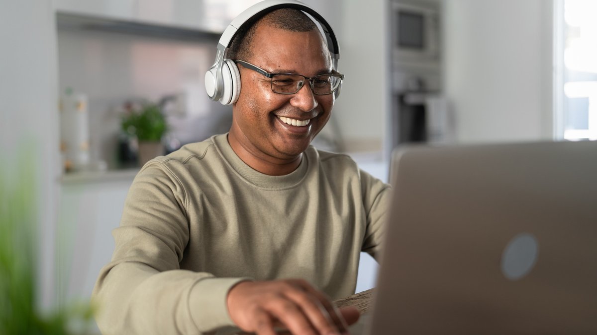 phonak's tweet photo. May is Better Hearing and Speech Month and early detection of #HearingLoss can be the key to your overall well-being. Start by checking your hearing with our online hearing test: https://t.co/xERYX1j2w9
#BHSM #WHWB #HearingCare https://t.co/SUCAlyp38F