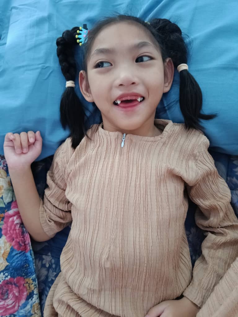 MarhaenMy's tweet photo. Nama: Dian Maisarah
Umur: 7 tahun
Penyakit: Cerebral Palsy

Kena suap makan, bagi susu, uruskan mandi. Dian 100% bedridden. Mak Dian (Aisah) ibu tunggal yang kena sara 3 orang anak lepas dah cerai 6 tahun lalu. Bantu aku RT geng. https://t.co/HZdH8InsRb