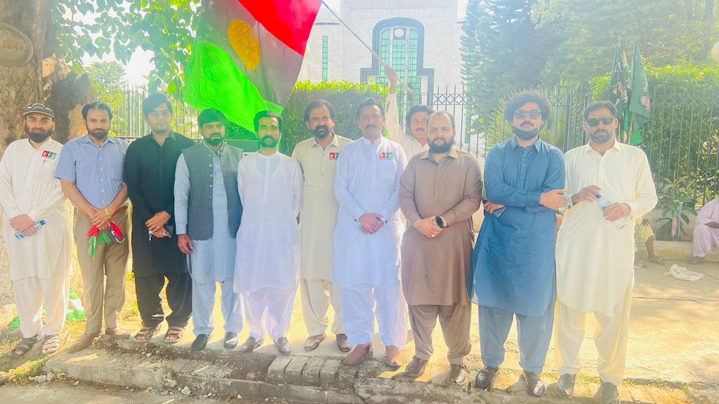 MohsanMalhi's tweet photo. 15مئی(اسلام آباد): صدر پیپلزیوتھ وسطی پنجاب محسن حسن ملہی کی پیپلزیوتھ کے عہدیداران کے ہمراہ تحریک انصاف کے مرکزی سیکرٹریٹ(سپریم کورٹ) کے باہر پی ڈی ایم کے احتجاجی دھرنے میں شرکت
#pdmprotest https://t.co/EsYeFyPwwD