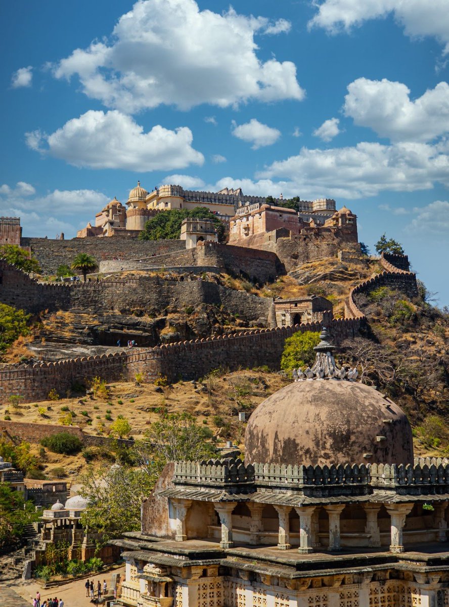 Kumbhalgarh Fort | Rajasthan
The fort is among the largest fort complexes in the world. The fort of Kumbhalgarh has perimeter walls that extend 36 km. No wonder it is also known as the Great Wall of India.
#rajasthan #kumbhalgarh #exploreindia