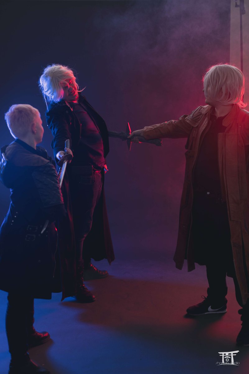 Captain_Antheus's tweet photo. Sparda family-

Dante : Clem'
Vergil : Azrël
Nero : me
📷 @Shashinstudio 
📍 Sakurise

#cosplay #costume #DevilMayCry #Vergil #Dante #nero #Sparda #family #devilhunter #Convention  #Sakurise #photography #Ilovethesephotos #aaaa #wearesobadass #besttrioever #lovethem #xoxo https://t.co/wlNP5wfrk2