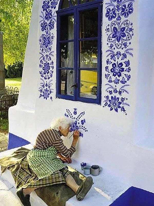 maddamasu's tweet photo. "Il tempo è relativo,i l suo unico valore è dato da ciò che noi facciamo mentre sta passando."
Einstein

Agnes, street artist a oltre 90 anni

A Louka, nel Sud della Repubblica Ceca, un'arzilla e creativa vecchietta abbellisce un intero paese. Con bellissimi fiori blu oltremare. https://t.co/LeZqZsRpKY
