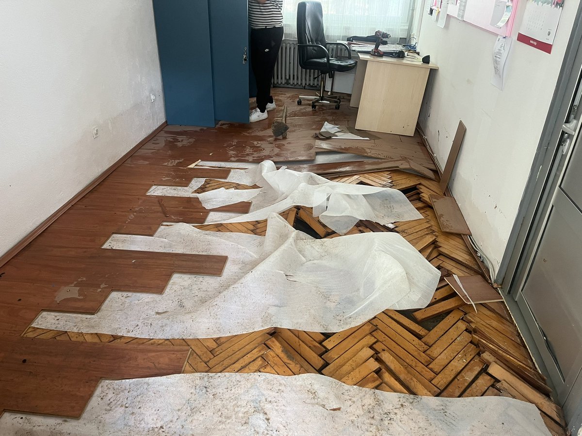 Ovako izgleda srednja škola u Obrovcu nakon poplave. Voda se ispumpala ali šteta je ogromna #N1info <a href="/N1infoZG/">MAN Errors</a>